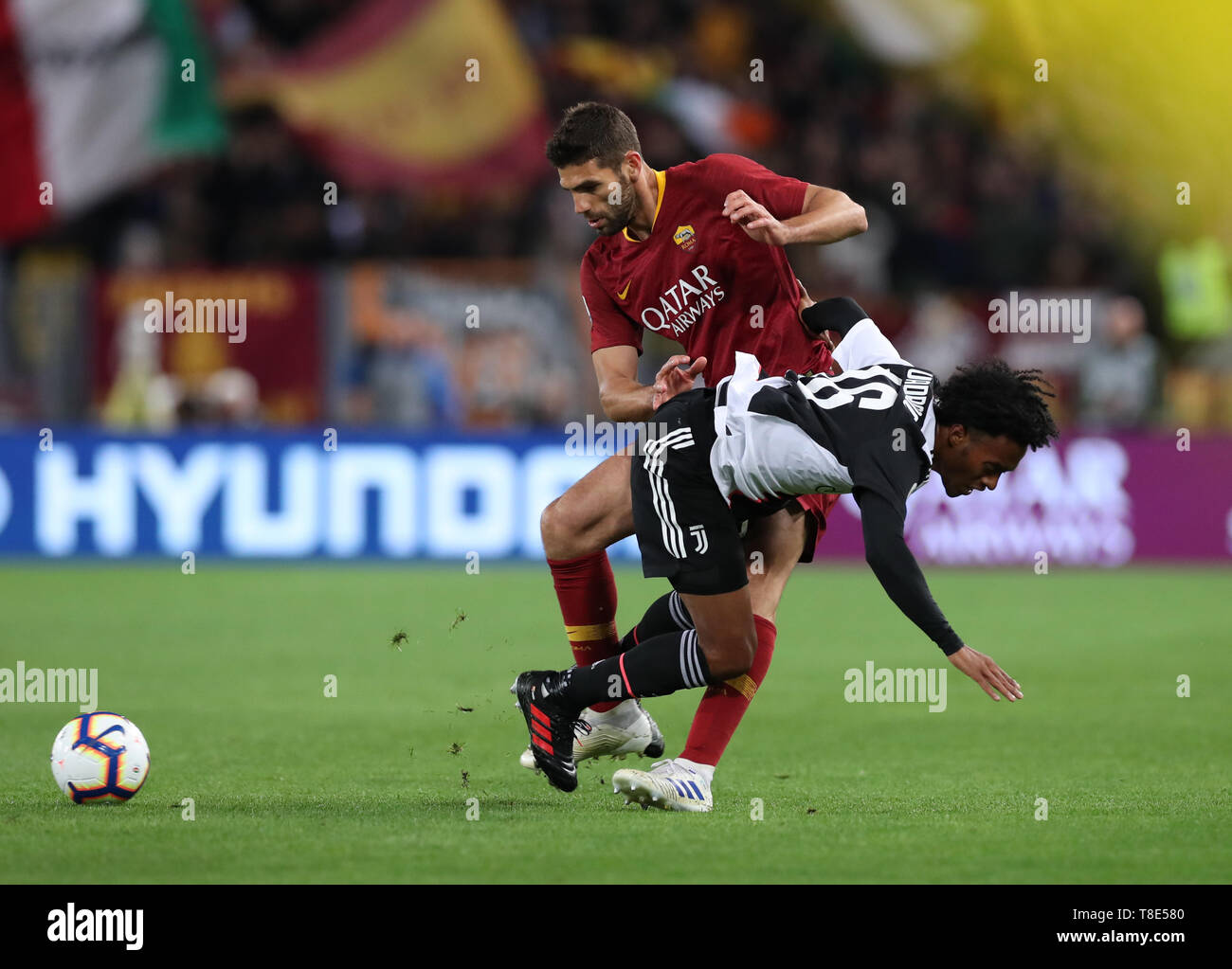 Stadio Olimpico di Roma, Italia. Il 12 maggio 2019. Serie A CALCIO, Roma contro la Juventus; Juan Cuadrado della Juventus colpisce il passo durante la sfida da Federico Fazio di AS Roma Credito: Azione Sport Plus/Alamy Live News Foto Stock