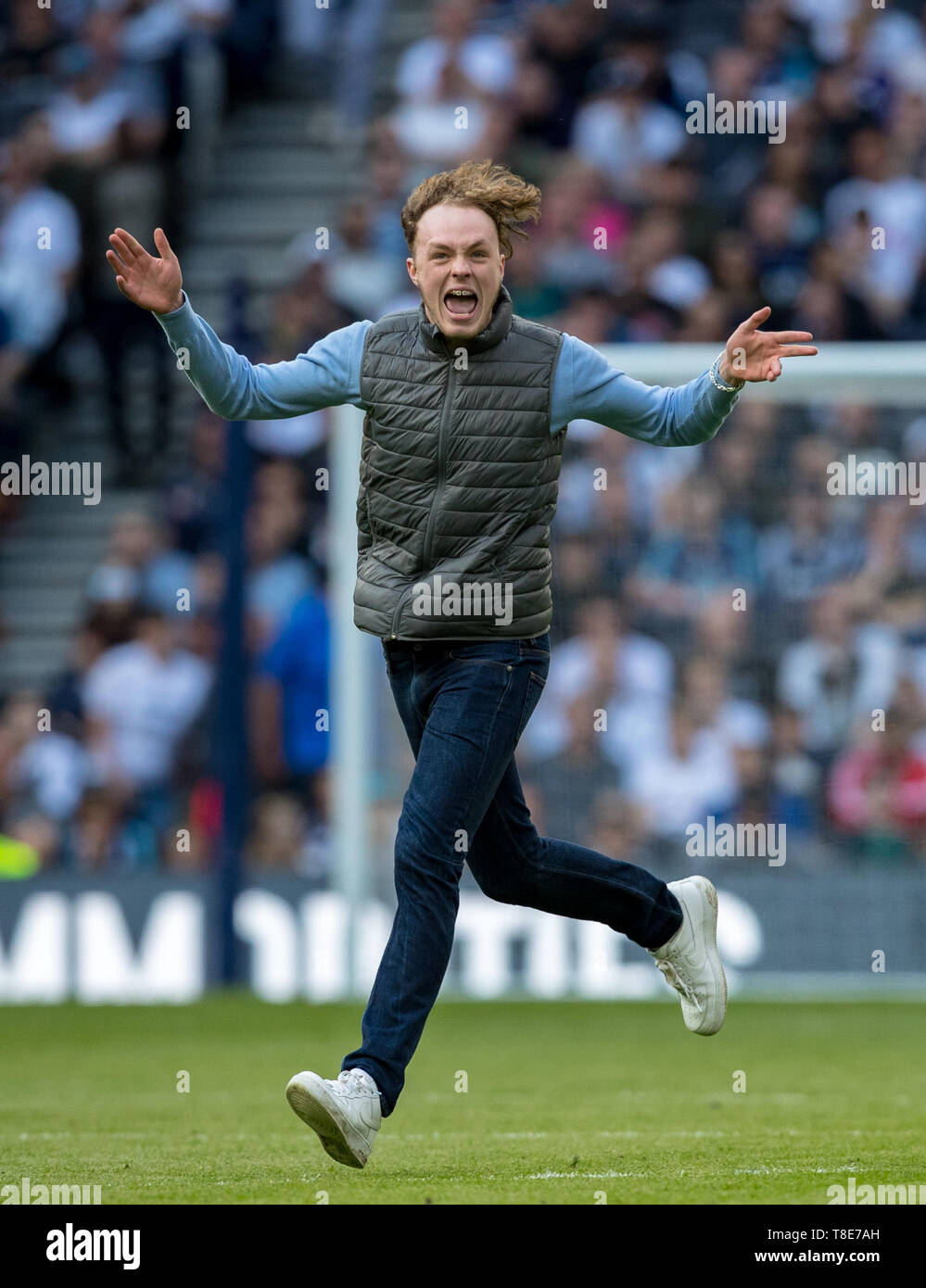 Londra, Regno Unito. Il 12 maggio 2019. Pitch invasore durante la finale di Premier League della stagione tra Tottenham Hotspur e Everton a Tottenham Hotspur Stadium, White Hart Lane, Londra, Inghilterra il 12 maggio 2019. Foto di Andy Rowland. Solo uso editoriale, è richiesta una licenza per uso commerciale. Nessun uso in scommesse, giochi o un singolo giocatore/club/league pubblicazioni.Õ Credit: prime immagini multimediali/Alamy Live News Foto Stock