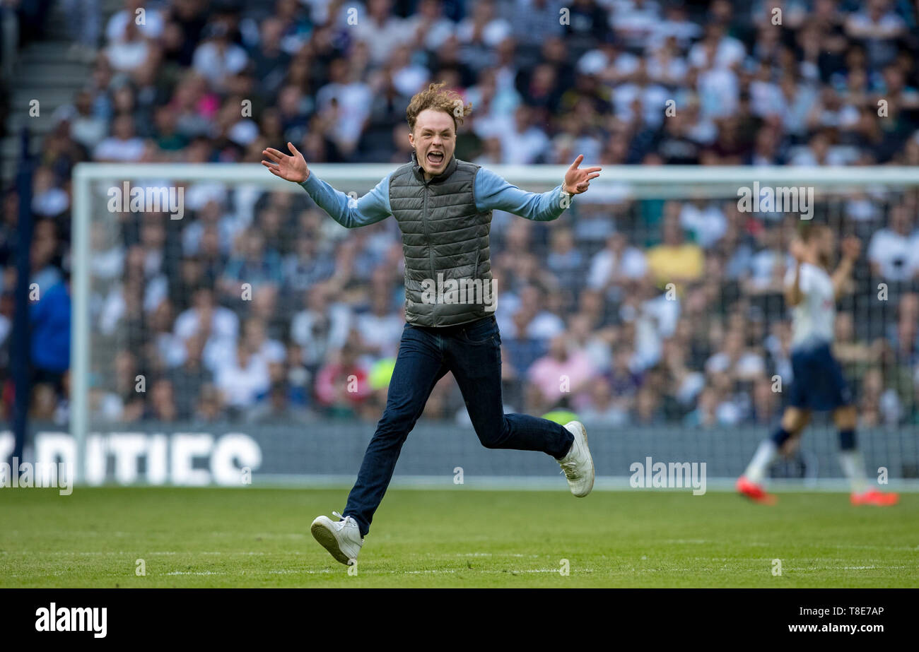 Londra, Regno Unito. Il 12 maggio 2019. Pitch invasore durante la finale di Premier League della stagione tra Tottenham Hotspur e Everton a Tottenham Hotspur Stadium, White Hart Lane, Londra, Inghilterra il 12 maggio 2019. Foto di Andy Rowland. Solo uso editoriale, è richiesta una licenza per uso commerciale. Nessun uso in scommesse, giochi o un singolo giocatore/club/league pubblicazioni.Õ Credit: prime immagini multimediali/Alamy Live News Foto Stock