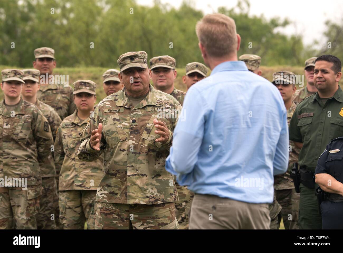 Stati Uniti Deliberando il Segretario della Difesa Patrick Shanahan parla con soldati dell esercito dal 93Polizia Militare Battaglione Crisis Response Force, distribuito per assistere la Customs and Border Protection service durante una visita negli Stati Uniti Frontiera meridionale il 11 maggio 2019 in McAllen, Texas. Foto Stock