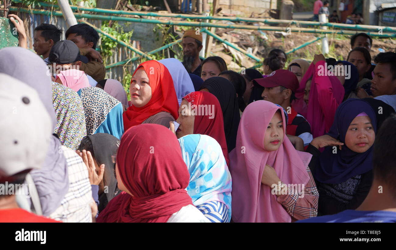 Marawi City, Filippine. Il 13 maggio 2019. Centinaia di musulmani Maranao in attesa al di fuori del distretto di voto come elezione ufficiali sono che fissa il malfunzionamento di macchine di voto durante la giornata elettorale 2019 in Marawi City. Sherbien Dacalanio / Alamy Live News Foto Stock