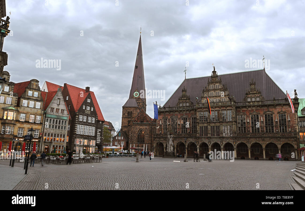 Bremen, Germania. Il 10 maggio, 2019. Nuvole scure si muovono oltre il municipio e sullo sfondo la torre del la Chiesa di Nostra Signora. Il 26 maggio, i cittadini" le elezioni si terranno in Germania il più piccolo Stato federale parallelamente alle elezioni europee. (A dpa Pacchetto a tema per il 13.05.2019) Credito: Carmen Jaspersen/dpa/Alamy Live News Foto Stock