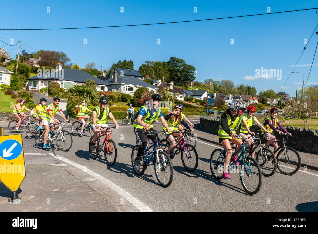 Bantry, West Cork, Irlanda. 13 Maggio, 2019. Anno di transizione gli studenti da Colaiste Pobail Bheanntrai - Bantry Community College - stanno facendo la loro carità annuale bicicletta oggi. Gli studenti sono di equitazione intorno la valle Melagh, una distanza di 25km in aiuto della Pietà House, la prevenzione dei suicidi di carità. La corsa viene dopo 200.000 persone hanno preso parte nelle tenebre in luce 5km di sentieri che ha avuto luogo in tutto il paese e all'estero su Sabato. Credito: Andy Gibson/Alamy Live News. Foto Stock