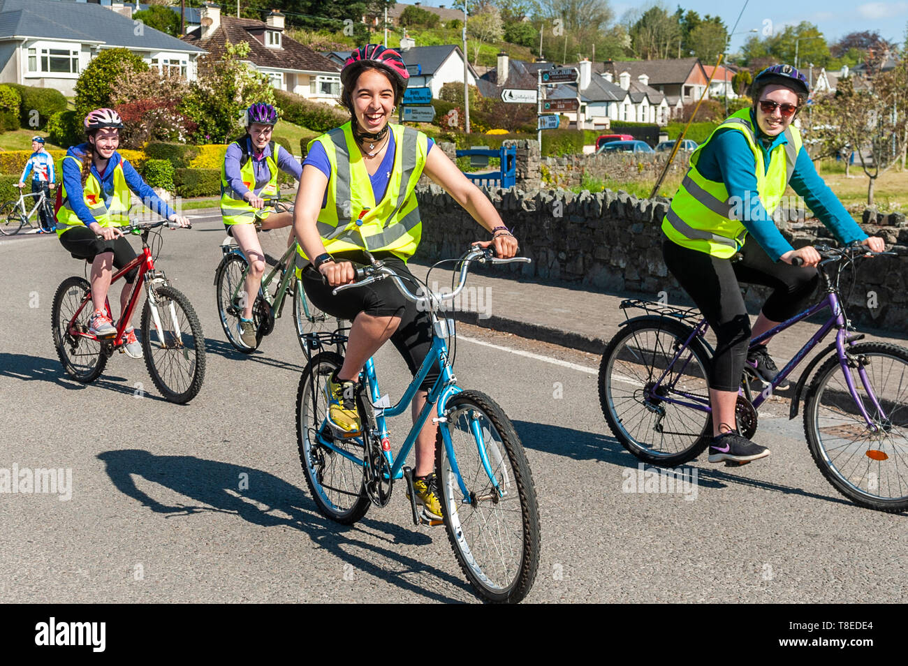 Bantry, West Cork, Irlanda. 13 Maggio, 2019. Anno di transizione gli studenti da Colaiste Pobail Bheanntrai - Bantry Community College - stanno facendo la loro carità annuale bicicletta oggi. Gli studenti sono di equitazione intorno la valle Melagh, una distanza di 25km in aiuto della Pietà House, la prevenzione dei suicidi di carità. La corsa viene dopo 200.000 persone hanno preso parte nelle tenebre in luce 5km di sentieri che ha avuto luogo in tutto il paese e all'estero su Sabato. Credito: Andy Gibson/Alamy Live News. Foto Stock