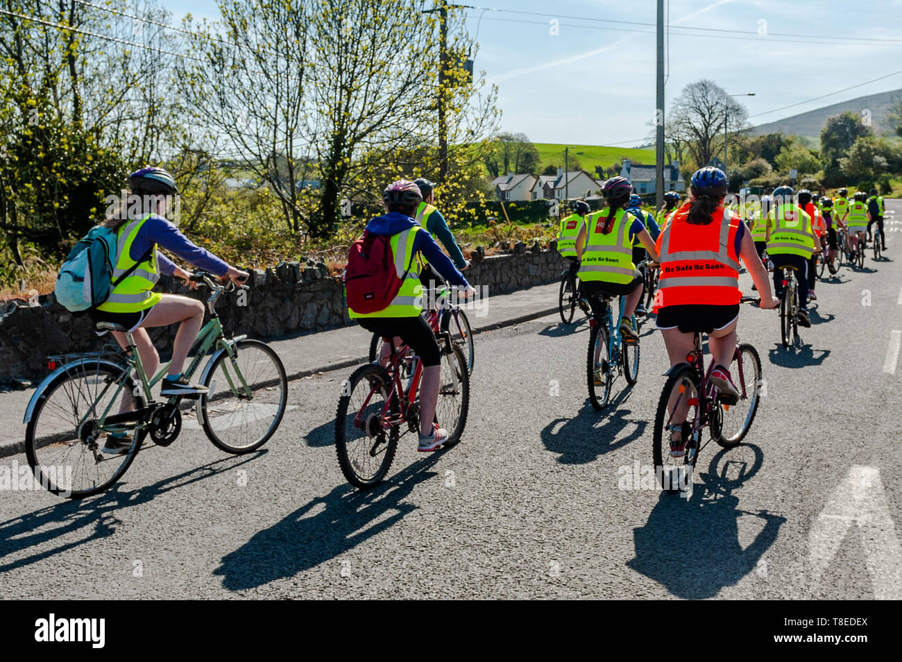 Bantry, West Cork, Irlanda. 13 Maggio, 2019. Anno di transizione gli studenti da Colaiste Pobail Bheanntrai - Bantry Community College - stanno facendo la loro carità annuale bicicletta oggi. Gli studenti sono di equitazione intorno la valle Melagh, una distanza di 25km in aiuto della Pietà House, la prevenzione dei suicidi di carità. La corsa viene dopo 200.000 persone hanno preso parte nelle tenebre in luce 5km di sentieri che ha avuto luogo in tutto il paese e all'estero su Sabato. Credito: Andy Gibson/Alamy Live News. Foto Stock