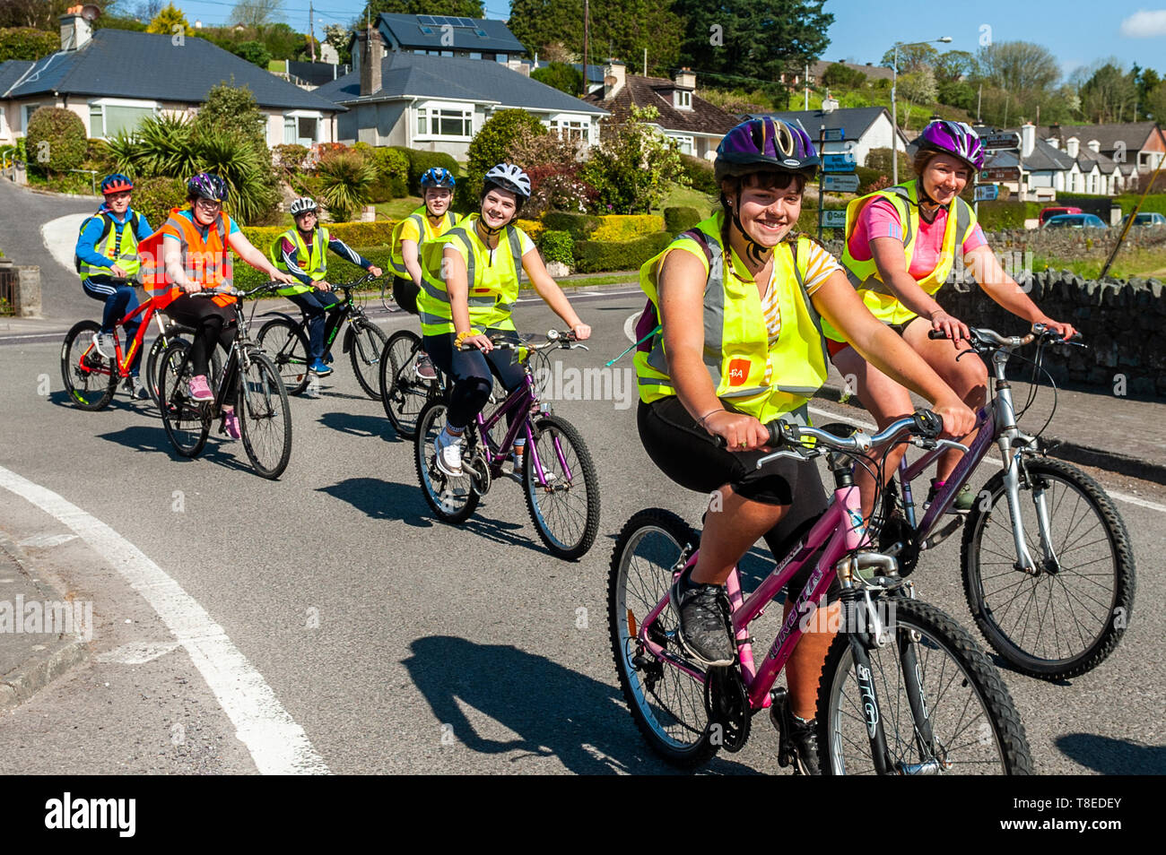 Bantry, West Cork, Irlanda. 13 Maggio, 2019. Anno di transizione gli studenti da Colaiste Pobail Bheanntrai - Bantry Community College - stanno facendo la loro carità annuale bicicletta oggi. Gli studenti sono di equitazione intorno la valle Melagh, una distanza di 25km in aiuto della Pietà House, la prevenzione dei suicidi di carità. La corsa viene dopo 200.000 persone hanno preso parte nelle tenebre in luce 5km di sentieri che ha avuto luogo in tutto il paese e all'estero su Sabato. Credito: Andy Gibson/Alamy Live News. Foto Stock