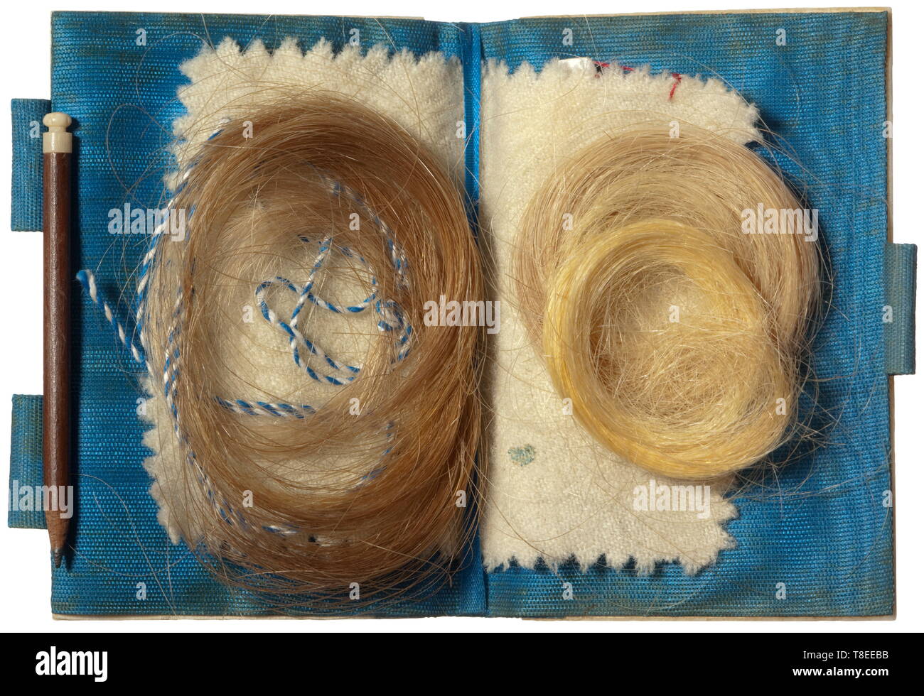 Eva Braun (1912 - 1945) - una piccola avorio caso con tre riccioli biondi avorio intagliato caso scolpito un mazzo di rose in un medaglione ovale sulla parte anteriore, blu Fodera in seta, all'interno di: tre riccioli di capelli in diverse sfumature del biondo. 64 x 45 mm. In una busta di luce con iscrizione manoscritta "Haare Eva'. Provenienza: Ilse Fucke-Michels, Eva Braun la sorella. storica, storica del xx secolo, 1930s, NS, il socialismo nazionale, il nazismo, il terzo Reich, Reich tedesco, in Germania, in tedesco, nazionale socialista, nazista, periodo nazista, fascista, Editorial-Use-solo Foto Stock