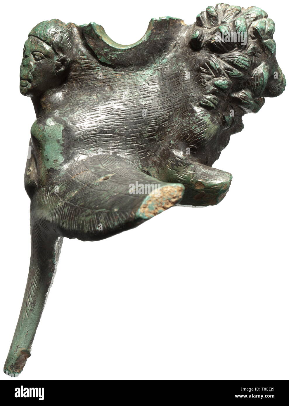 Un Romano manopola grande, 1a/II secolo d.c. bronzo con black-patina verde. Cast massicciamente il raccordo con tridimensionale, Busto virile all'esterno come pure ala a forma di parti per il fissaggio di ciascuno di due fori su entrambi i lati. Il lato opposto con la testa e la (ridotto) zampa di un tridimensionalmente leone modellato, con un forte loop (rotta) sulla parte superiore. La testa del busto virile alquanto bussato, uno "ala parte' leggermente accorciata. Larghezza 31,5 cm, peso 6,4 kg. Probabilmente il manico di una caldaia o di un recipiente di grandi dimensioni. Provenienza: Hemmerich Col, Additional-Rights-Clearance-Info-Not-Available Foto Stock