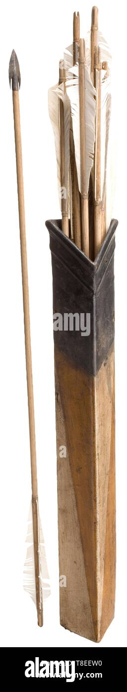 Un decorato Archer's faretra o freccia-caso insieme con dieci frecce per un longbow nel XV e XVI secolo in stile 15th/stile cinquecentesco. Con legno triangolare corpo coperto di maiale, decorata con un dipinto di giallo e bianco splinter pattern, e la parte superiore con asole per una cinghia di sospensione. insieme con i dieci principi, frecce, quattro delle teste scavate. Lunghezza 63,7 cm. storica, storica, armi, armi, arma, braccio, stile baronale, militare, militaria, Rapier, griffe, spada, spade, arma da mischia, armi da mischia, spinta, thrustings, baton, oggetto, proprie, Additional-Rights-Clearance-Info-Not-Available Foto Stock