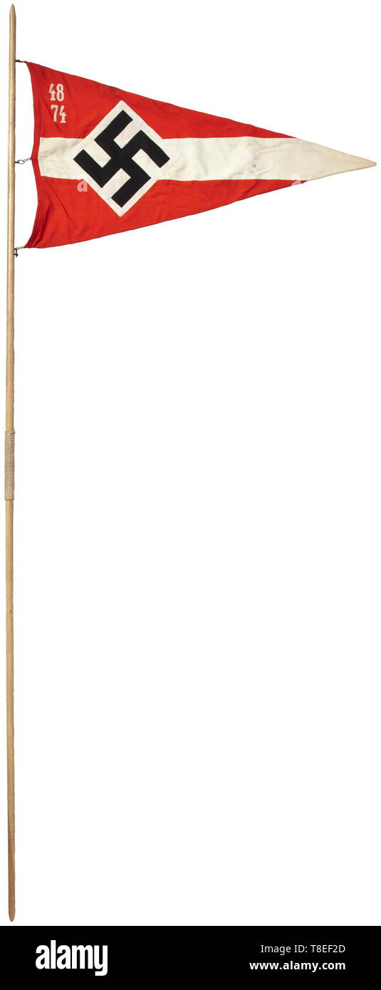 Una lega delle ragazze tedesche pennant '48/74' con il raro pennone il gagliardetto realizzato da più sezioni del rosso e del bianco panno, il centro con applicato un svastica, un '48' su '74' in bianco catenella ricamo presso gli angoli superiori (Untergau Hanover, distretto Bassa Sassonia). Ca. 98 x 54 cm. Attaccato da tre ganci a scatto sul in legno di quercia chiaro pennone con un illeggibile RZM timbro sopra l'impugnatura wrap. Lunghezza totale ca. 255 cm. storica, storica del xx secolo, 1930s, Lega delle ragazze tedesche, banda di tedesco di fanciulle, organizzazioni giovanili, organizzazioni per la gioventù, NS, Nazionale Soci, Editorial-Use-solo Foto Stock