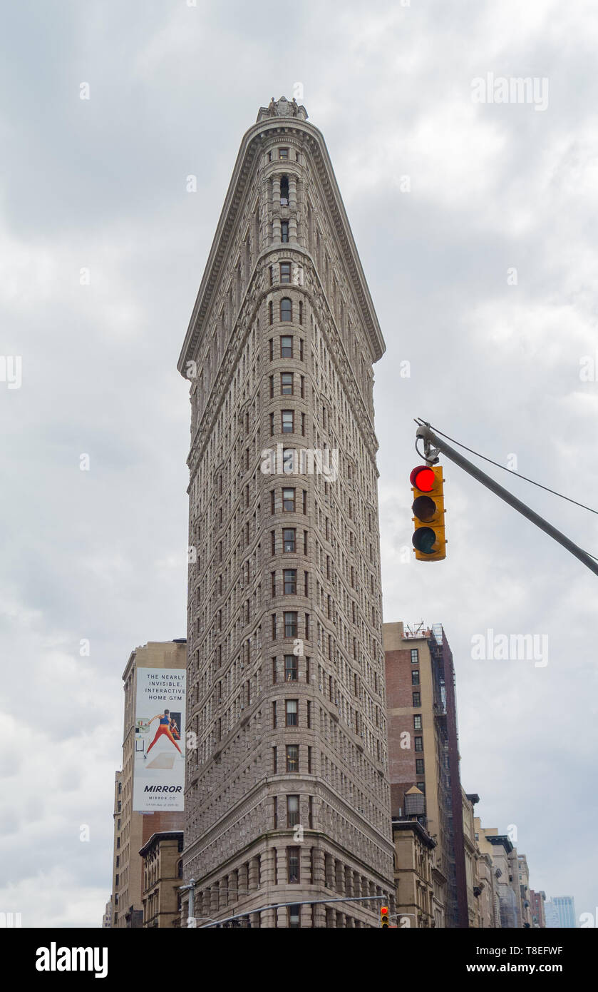 Flat Iron Building con segnale rosso, quartiere di Downtown Manhattan, New York City, NY / STATI UNITI D'AMERICA, Stati Uniti d'America Foto Stock