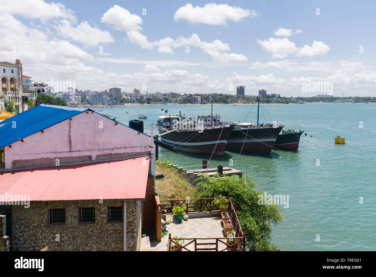 La pesca di grandi barche ormeggiate presso la Città Vecchia litorale Mombasa, in Kenya Foto Stock