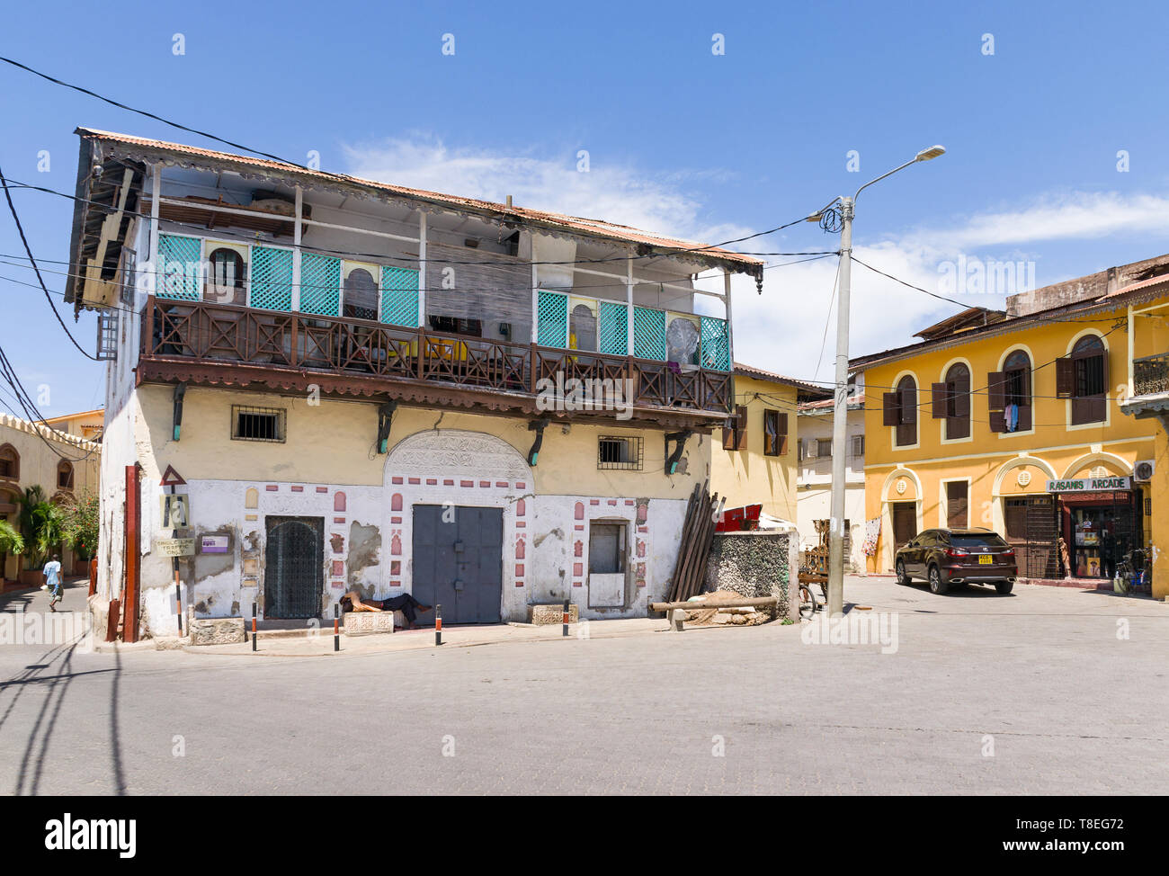 La vecchia casa di posta esterno dell'edificio in un pomeriggio soleggiato, la città vecchia di Mombasa, in Kenya Foto Stock