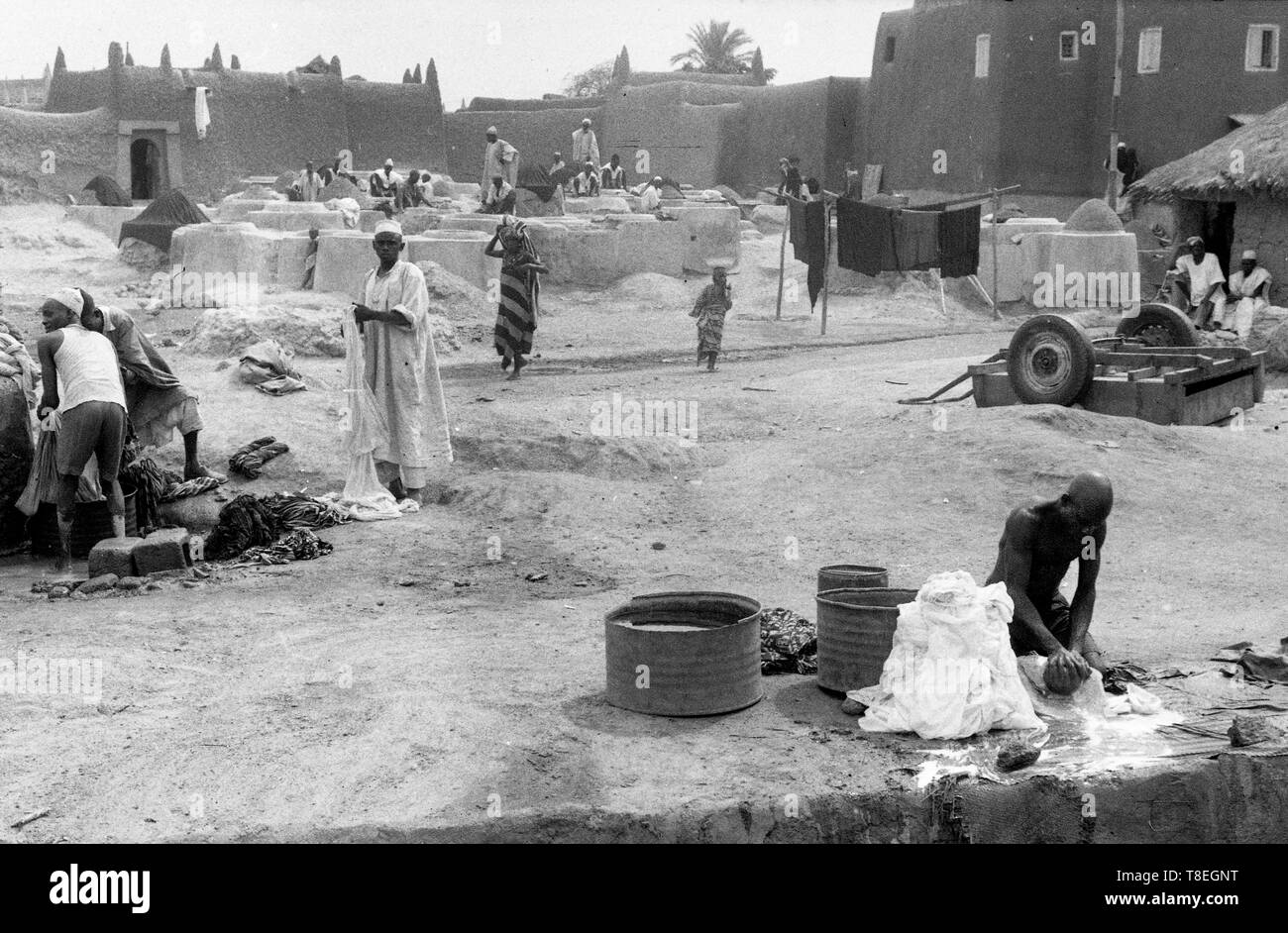 Camerun villaggio in Africa 1959 persone locali lavano i vestiti. Foto Stock