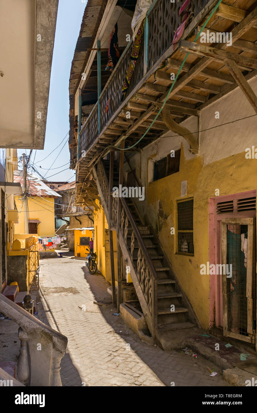 Vista tipica degli edifici su una strada laterale nella zona della città vecchia di Mombasa, in Kenya Foto Stock