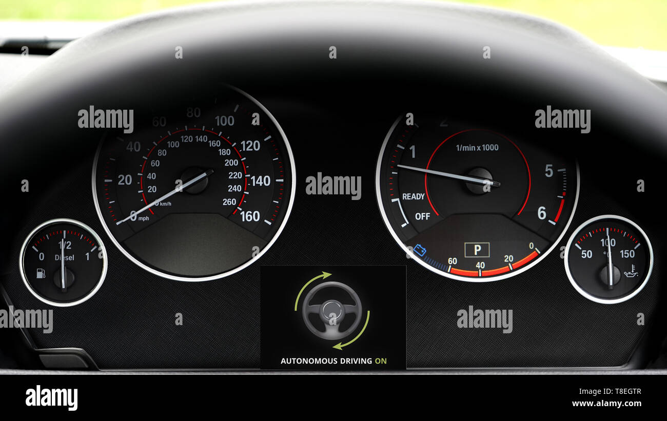 Guida autonoma, autopilota, guida digitale - Il futuro del moderno traffico stradale potrebbe essere auto-guida di veicoli. Foto Stock