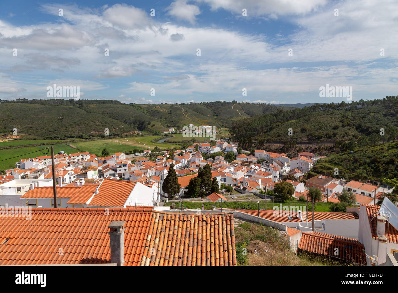 Vista sopra i tetti di tegole rosse di Odeceixe in Algarve, Portogallo. Foto Stock