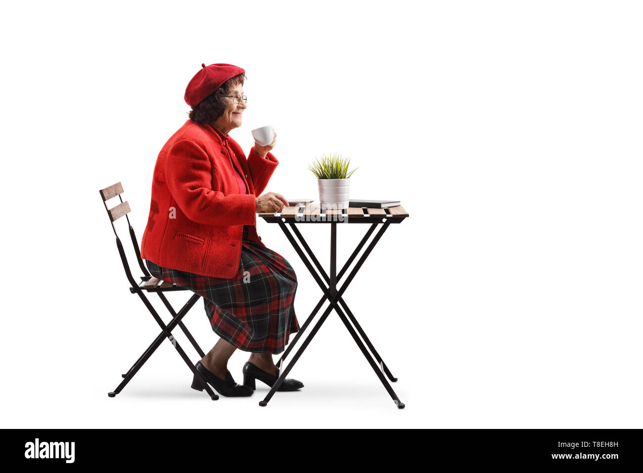 Donna anziana bevendo una tazza di caffè in un bar isolato su sfondo bianco Foto Stock
