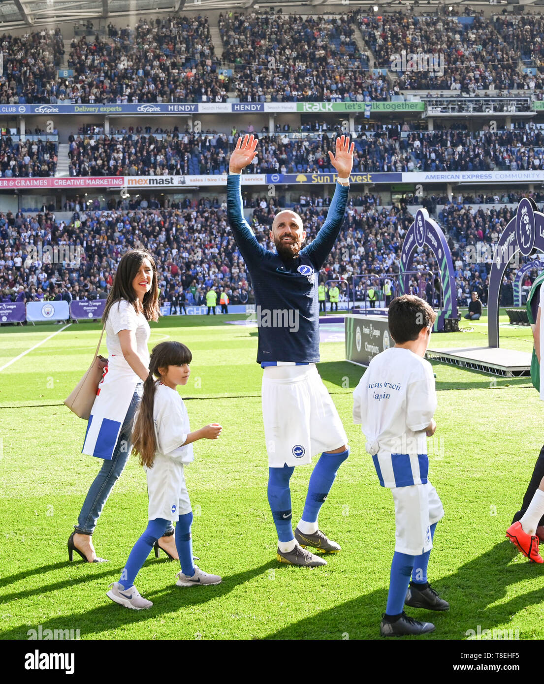 Un Bruno emozionale con la sua famiglia dopo la sua ultima partita nella Premier League tra Brighton & Hove Albion e Manchester City all'American Express Community Stadium 12 maggio 2019. Foto Simon Dack/Telephoto Images solo per uso editoriale. Nessun merchandising. Per le immagini di calcio si applicano le restrizioni di fa e Premier League inc. Nessun utilizzo di Internet/cellulare senza licenza FAPL - per i dettagli contattare Football Dataco Foto Stock