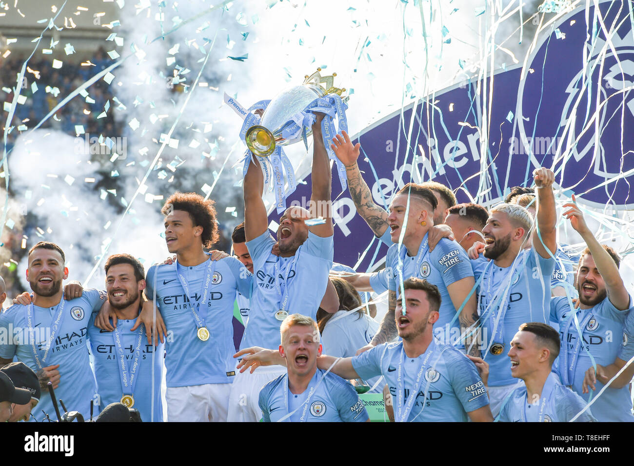 Vincent Kompany di Manchester City solleva il trofeo della Premier League dopo la partita della Premier League tra Brighton & Hove Albion e Manchester City all'American Express Community Stadium 12 maggio 2019 Foto Simon Dack / Telephoto Images solo per uso editoriale. Nessun merchandising. Per le immagini di calcio si applicano le restrizioni di fa e Premier League inc. Nessun utilizzo di Internet/cellulare senza licenza FAPL - per i dettagli contattare Football Dataco Foto Stock