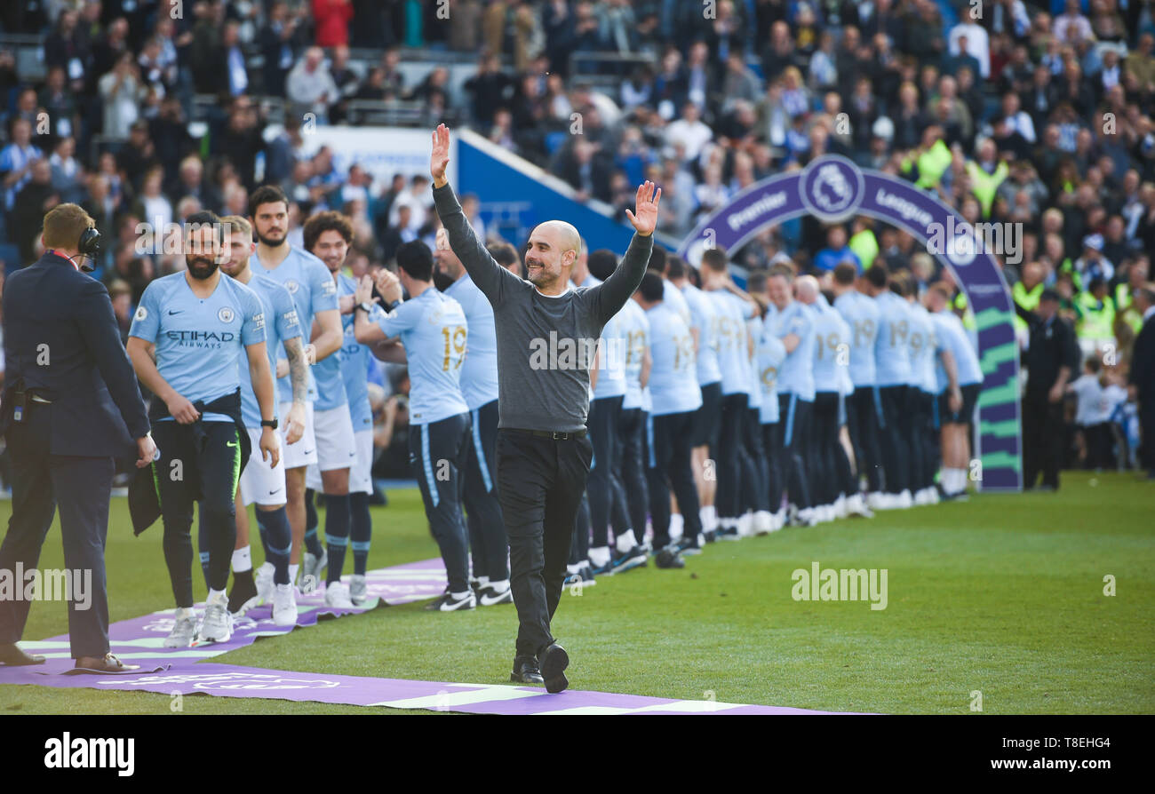 Pep Guardiola, responsabile della città di Manchester, festeggia la vittoria del titolo durante la partita della Premier League tra Brighton & Hove Albion e Manchester City all'American Express Community Stadium 12 maggio 2019 Foto Simon Dack / Telephoto Images solo per uso editoriale. Nessun merchandising. Per le immagini di calcio si applicano le restrizioni di fa e Premier League inc. Nessun utilizzo di Internet/cellulare senza licenza FAPL - per i dettagli contattare Football Dataco Foto Stock