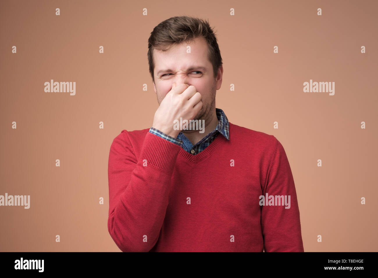 Tappi di uomo naso come odori puzza qualcosa Foto Stock