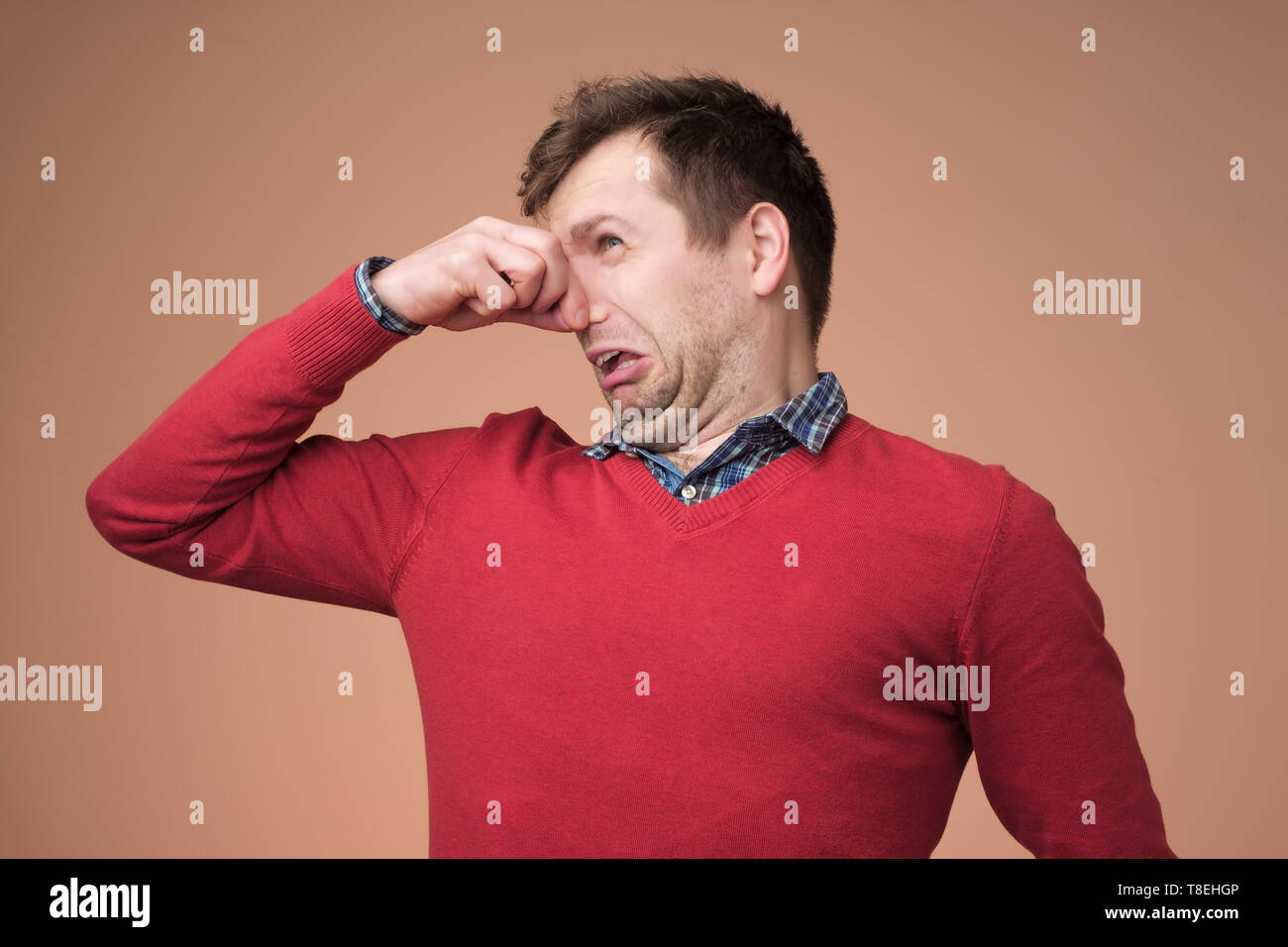 Tappi di uomo naso come odori puzza qualcosa Foto stock - Alamy