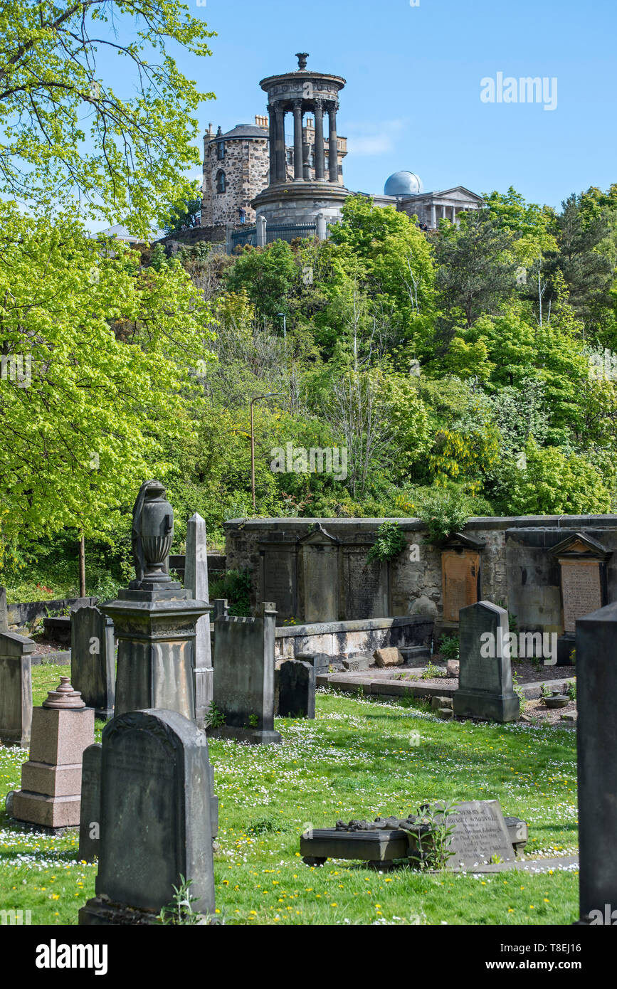 Vista di Calton Hill dal vecchio Calton Sepoltura, Edimburgo, Scozia, Regno Unito. Foto Stock