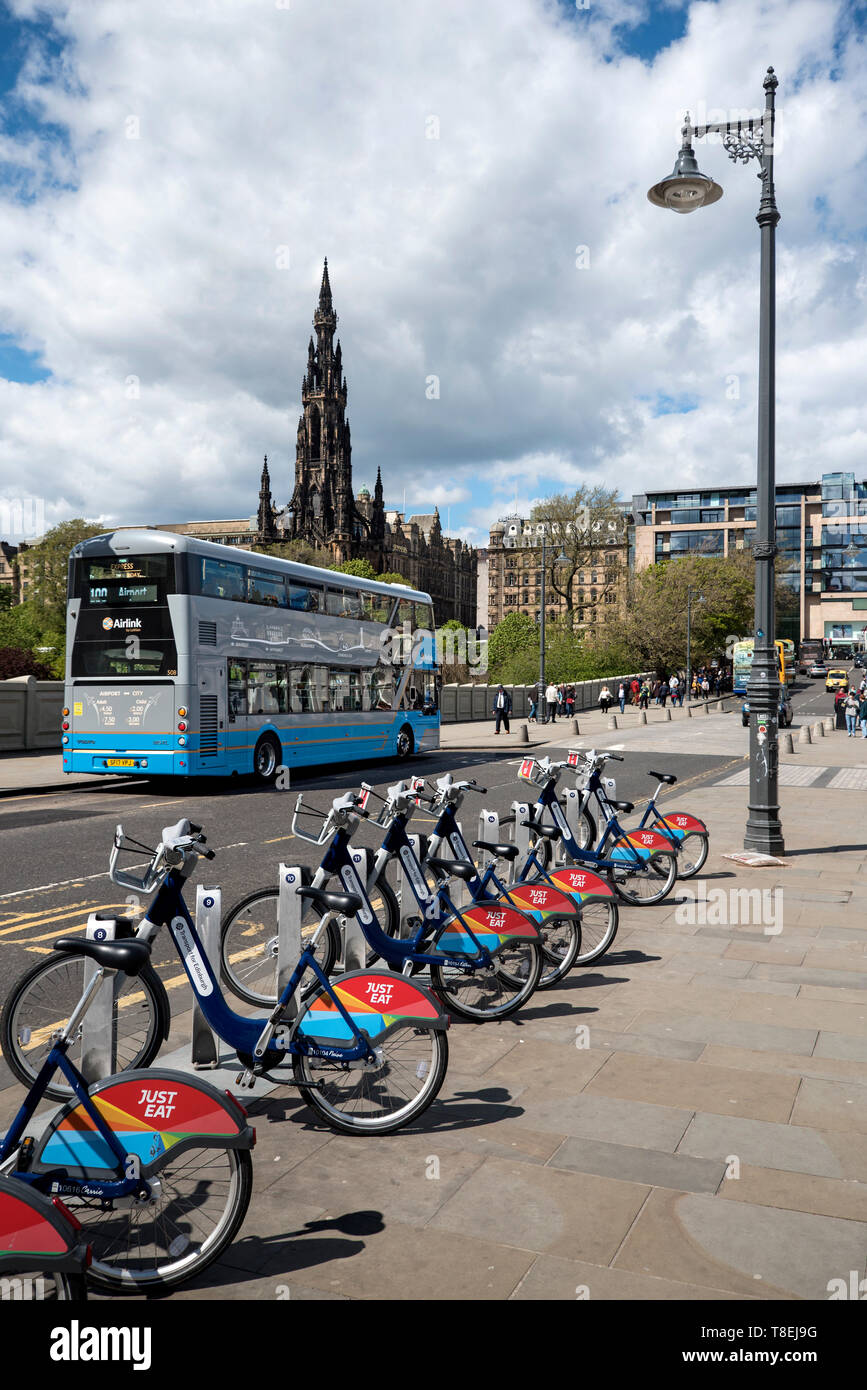 Vista da Waverley Bridge guardando verso Princes Street e il Monumento di Scott, Edimburgo, Scozia, Regno Unito. Foto Stock