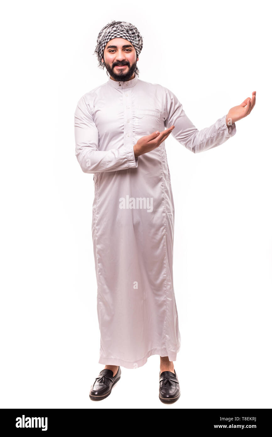 Giovane uomo arabo lato appuntito che indossa in tradizionali abiti abaya isolati su sfondo bianco Foto Stock
