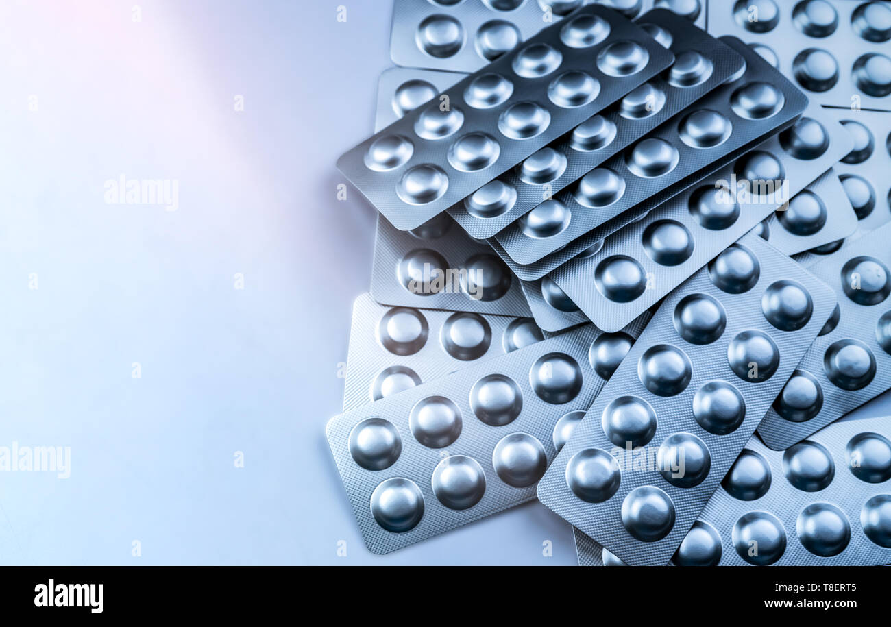 Antidolorifico e rilassante muscolare medicina. Pila di foglio di alluminio argentato confezione blister. Farmacologia e industria farmaceutica concetto. Il consumo di stupefacenti Foto Stock