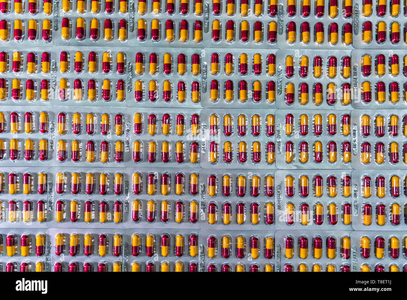 Capsula di antibiotico pillole in confezione blister alla linea di produzione dei prodotti farmaceutici Fabbricazione di fabbrica. Industria farmaceutica e galenico concept Foto Stock