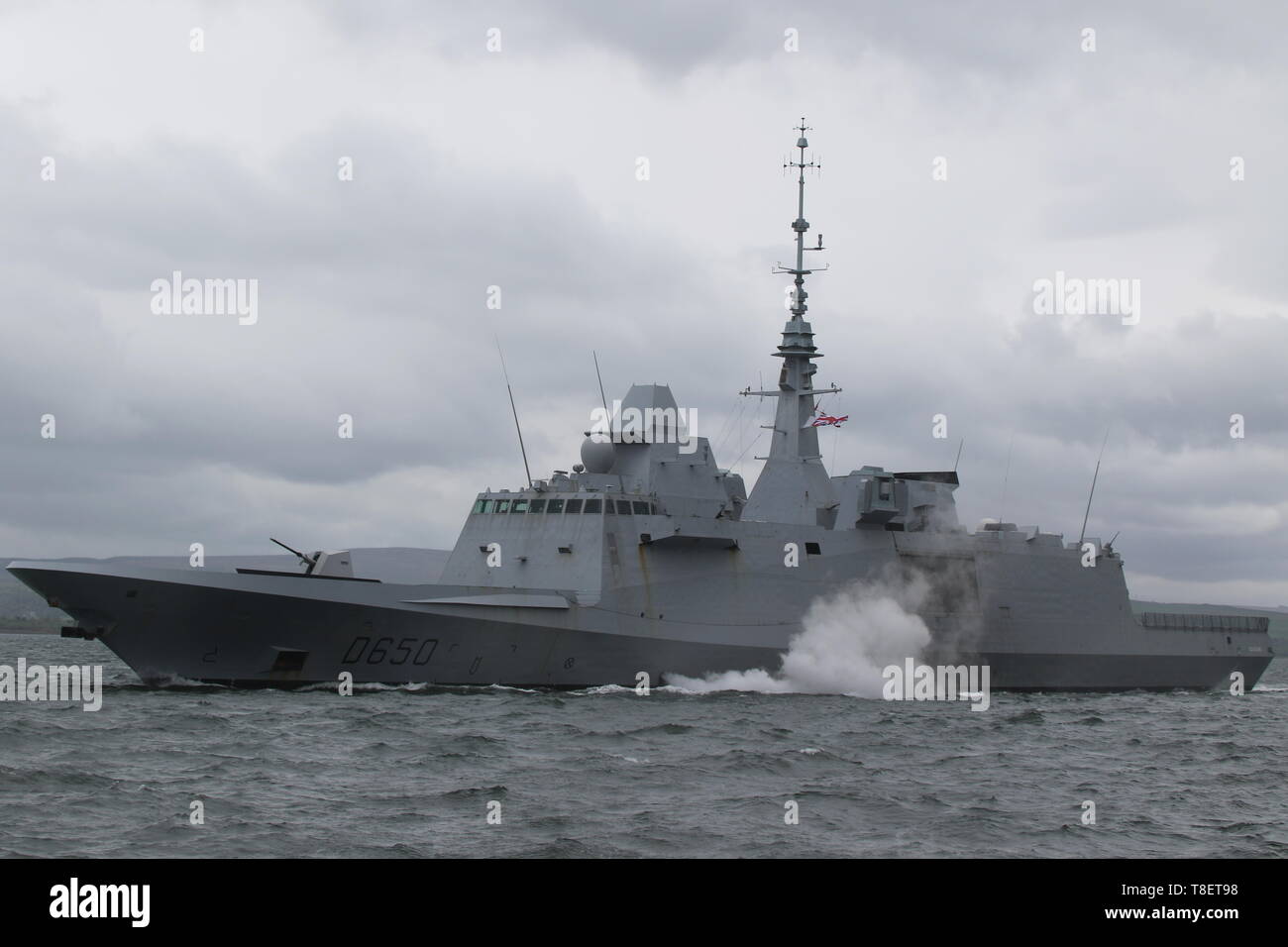 FS Aquitaine (D650), un Aquitaine-class frigate/distruttore azionato dalla Marina Militare francese, passando Gourock durante l'esercizio protezione formidabile 2019. Foto Stock