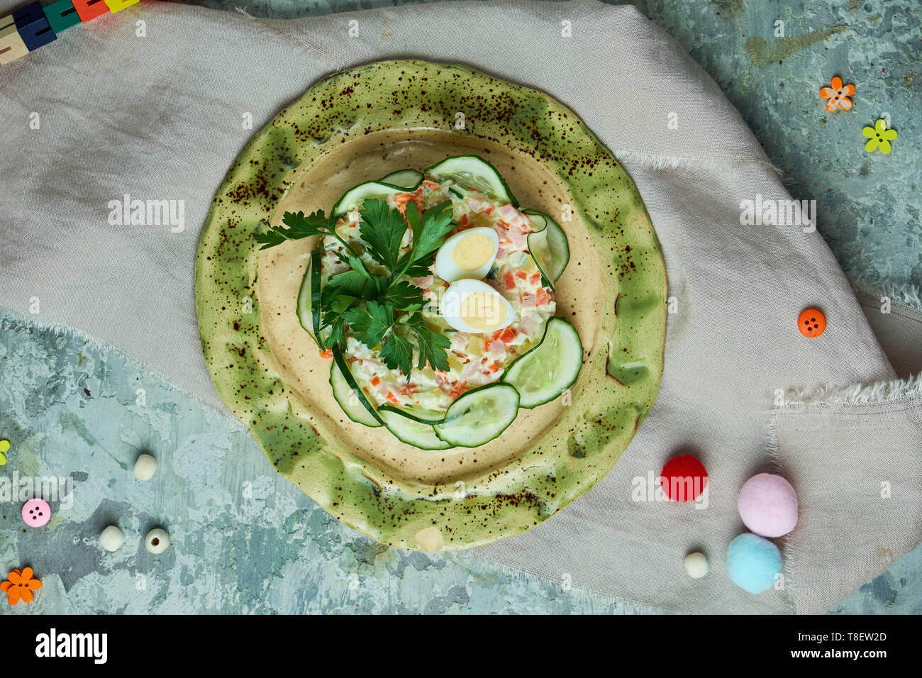 Per i bambini con insalata di granchio e fette di cetriolo su un bel piatto e uno sfondo grigio Foto Stock