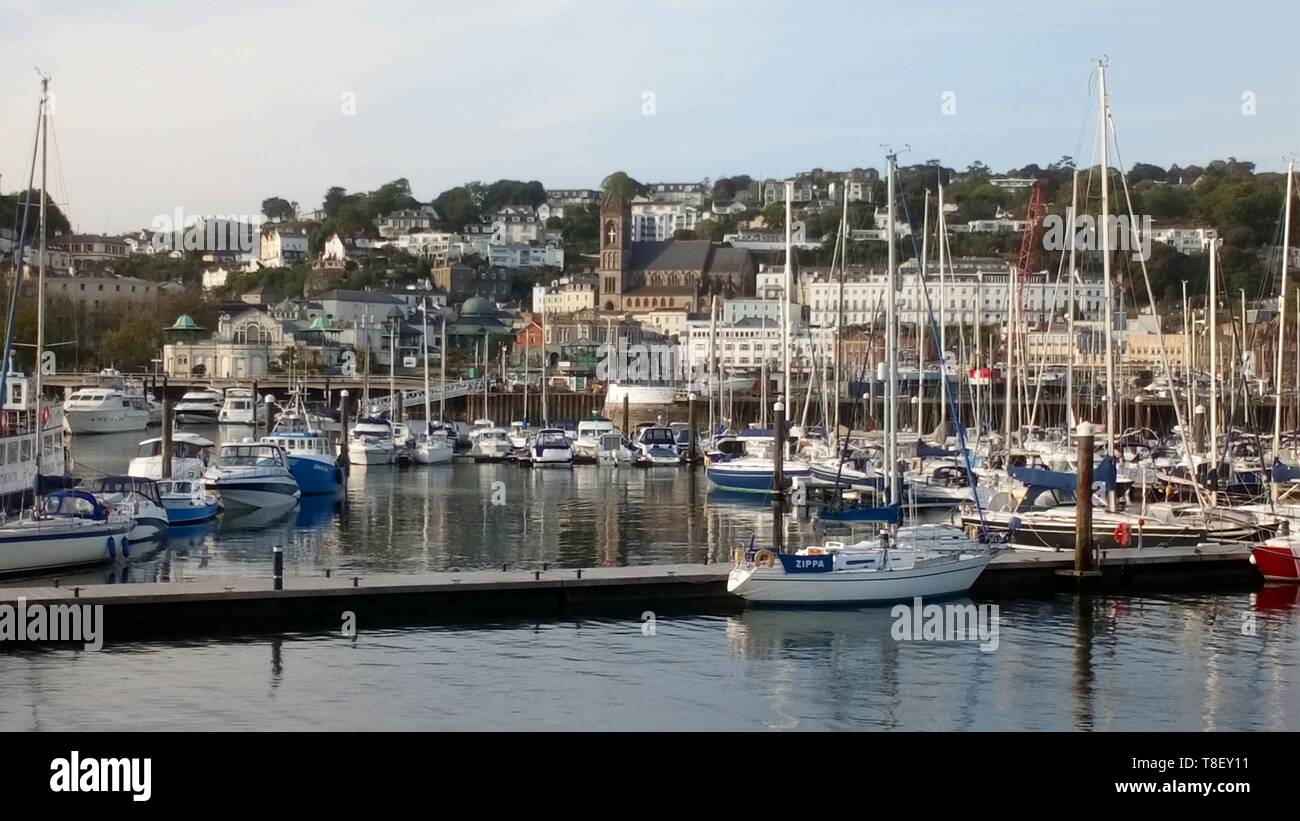 La vista sul porto interno con la Chiesa di San Giovanni Evangelista nella distanza di Torquay, Devon, in Inghilterra. Regno Unito Foto Stock