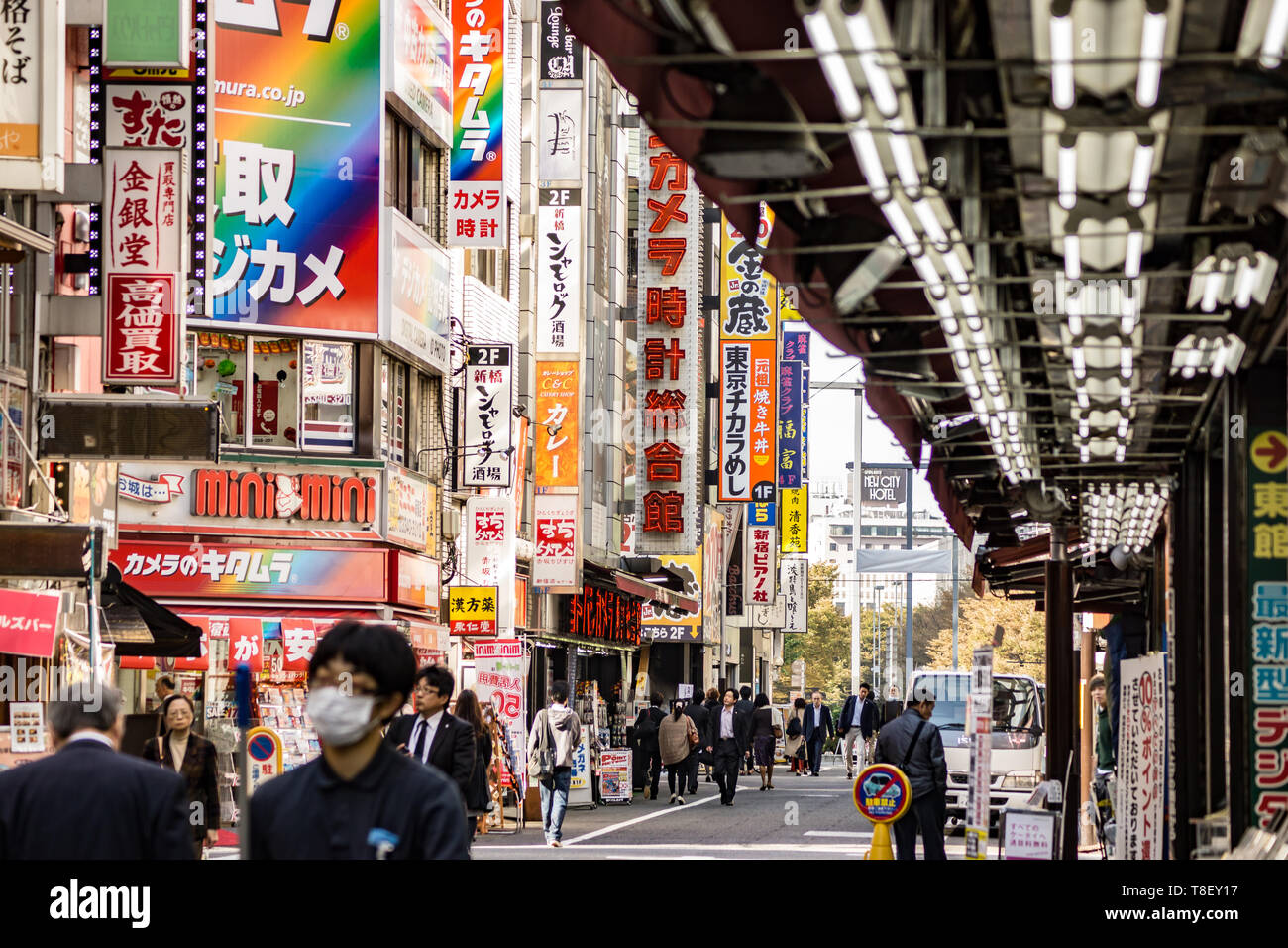 Tokyo, Giappone - ottobre 30 2013 : persone che camminano per strada di fronte al famoso negozio di elettronica per macchine fotografiche yodobashi a Shinjuku Foto Stock