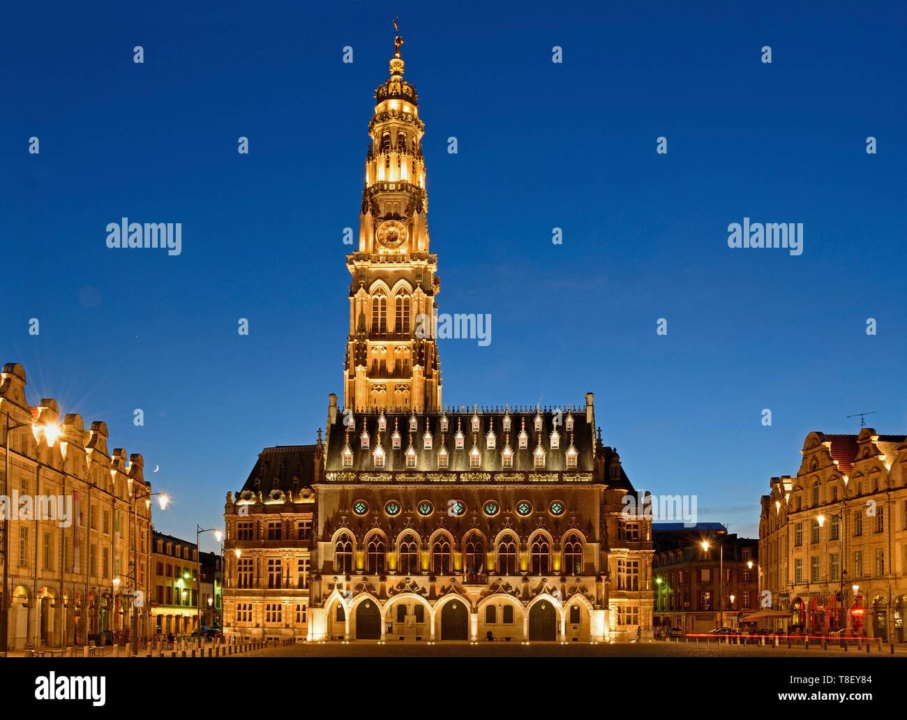 Francia, Pas de Calais, Arras, place des Heros (Piazza degli Eroi) e il municipio sono classificati come patrimonio mondiale dall' UNESCO Foto Stock