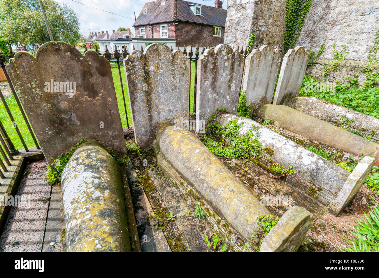 Tipico Kentish bara-tombe a forma di una famiglia nel sagrato della chiesa di San Giorgio, Ivychurch su Romney Marsh. Foto Stock