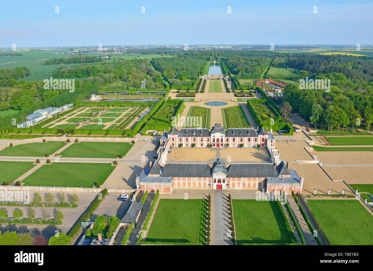 Francia, Eure, Le Neubourg, castello di Champ de Bataille, il castello del  XVII secolo ristrutturato dall'arredatore Jacques Garcia, giardini sono  certificati notevole giardino (vista aerea Foto stock - Alamy