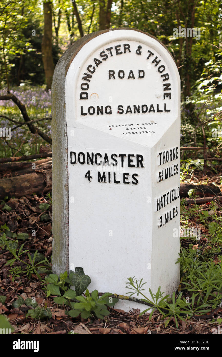 Il vecchio del XIX secolo in pietra miliare Edenthorpe - Doncaster e Thorne Road - 4 miglia a Doncaster - 3 miglia a Hatfield - 6¼ di miglia per Thorne Foto Stock
