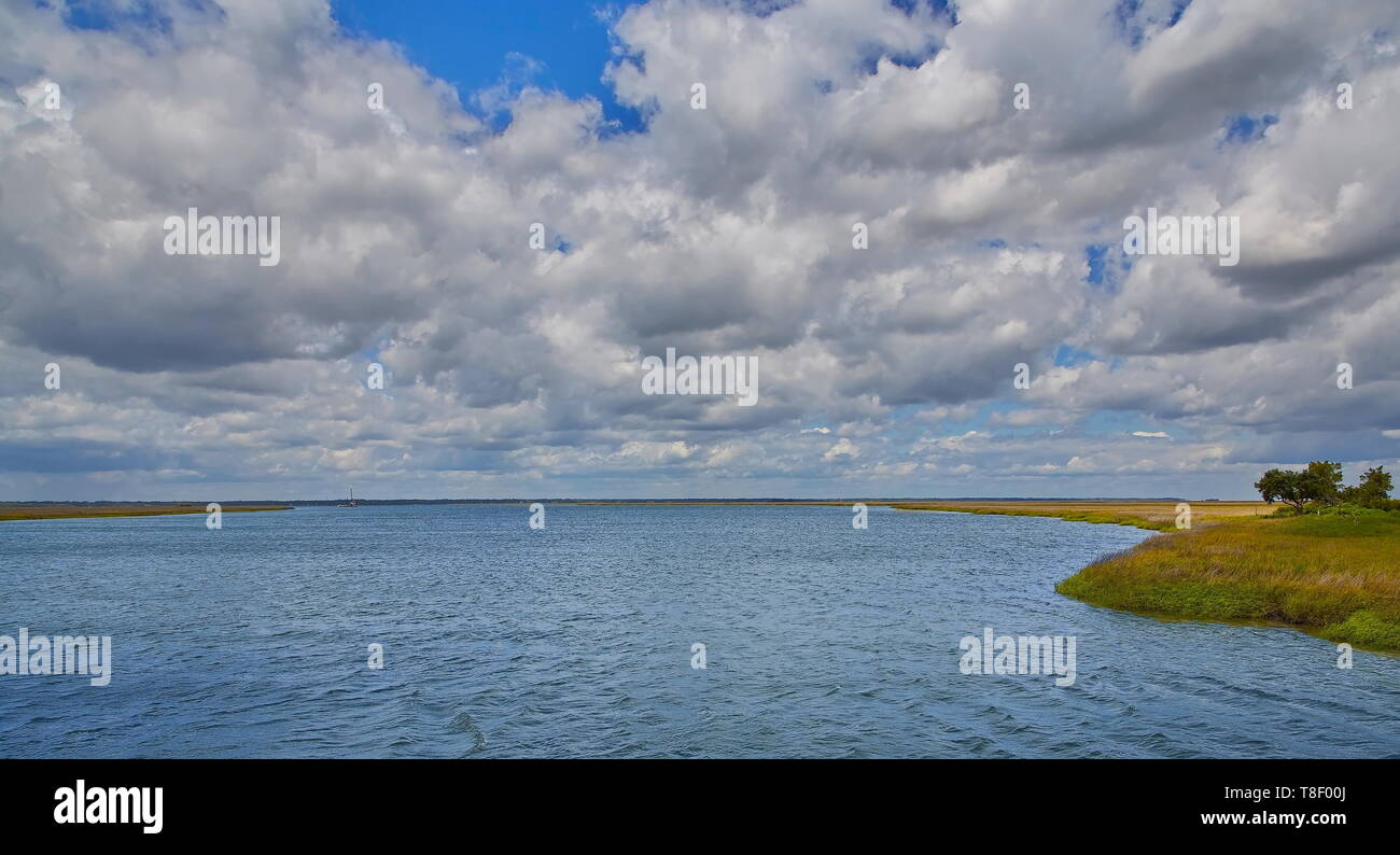 Bacino di acqua salata sotto le nuvole Foto Stock