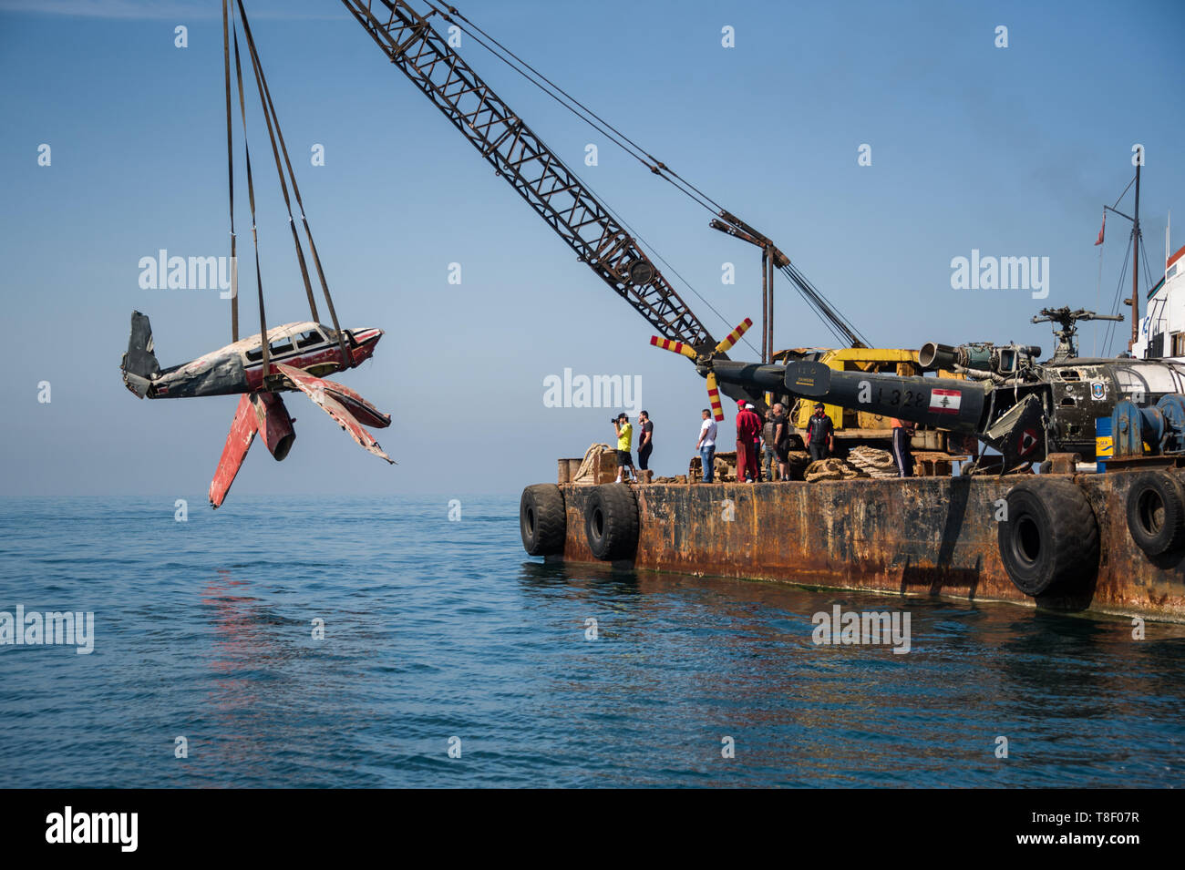 Un smantellata Cessna Aircraft donato da i libanesi Air force visto winched nell'acqua durante il progetto. Dismessi velivoli sono winched nell'acqua fuori la città di Saida in Libano come parte di un progetto di conservazione per creare un reef artificiale. Il fondo del mare qui è arido così l idea è quella di fornire i pesci e invertebrati con strutture permanenti per dare loro un posto di razza e rifugio al fine di aumentare i pesci e vita marina stock per la pesca e il turismo. Foto Stock