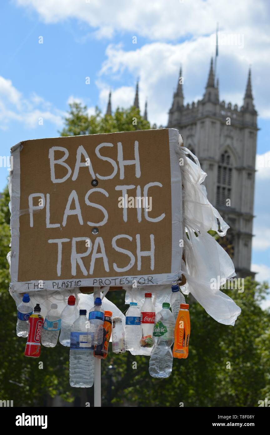 Londra, Regno Unito. 12 maggio 2019. Migliaia di persone partecipano a una marcia organizzata da madri Rise Up, e sostenuta da Extinction Rebellion. Foto Stock