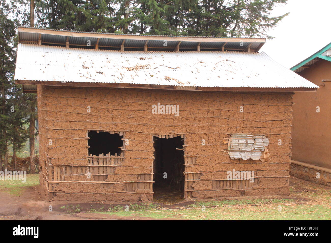 Southern-Ethiopia architettura locale. Questa casa è fatta di legno, fango e corruget acciaio. Una delle finestra chiusa appare come un pirata. Foto Stock