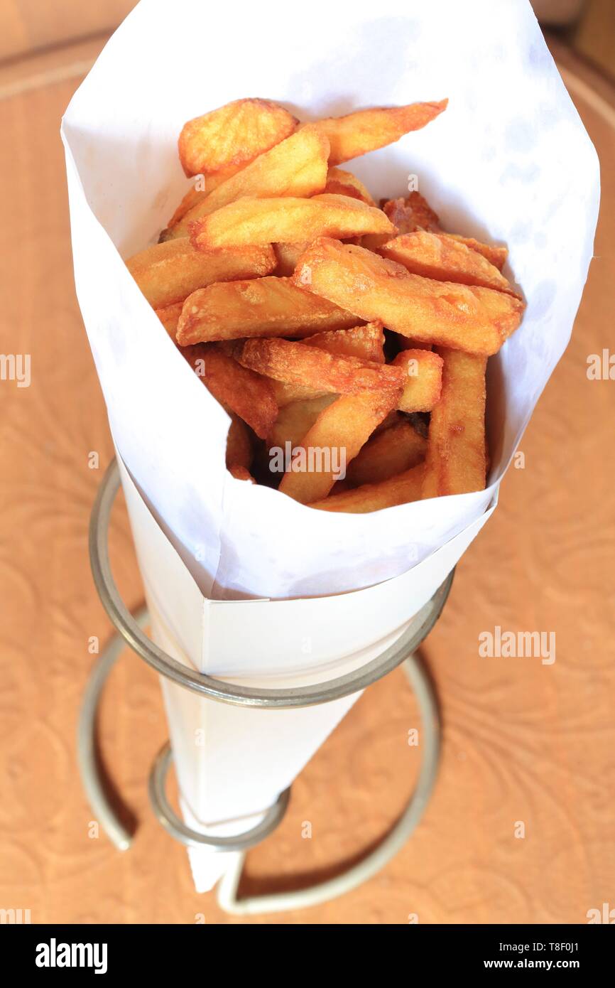 Francia, Nord, Lille, Vieux Lille, ristorante chiatta di Anversa, atmosfera amichevole in questo estaminet, patatine fritte Foto Stock