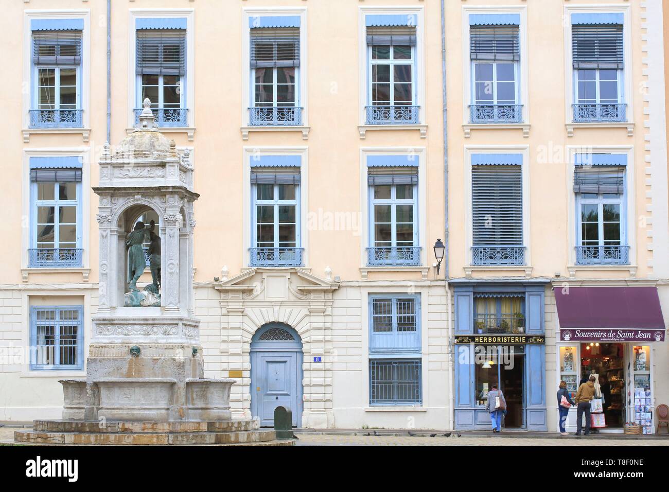 Francia, Rhone, Lione, elencato come patrimonio mondiale dall UNESCO, quinto quartiere di Saint Jean distretto, Place Saint Jean (la più antica della città con la sua fontana 1844 Foto Stock