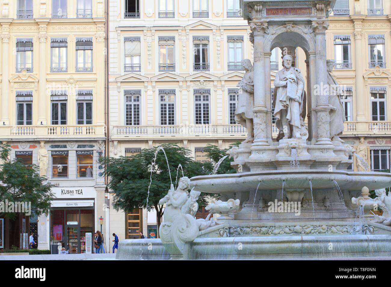 Francia, Rhone, Lione, città vecchia, nel distretto di Bellecour, classificato come patrimonio mondiale dall UNESCO, 2° distretto, Place des Giacobini, palazzi ottocenteschi con una fontana da 1878 Foto Stock