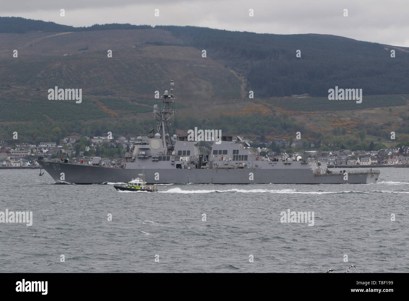 La US Navy's Arleigh Burke-class destroyer USS Roosevelt (DDG-80), e MoD polizia MDP Lismore, durante l'esercizio protezione formidabile 2019. Foto Stock