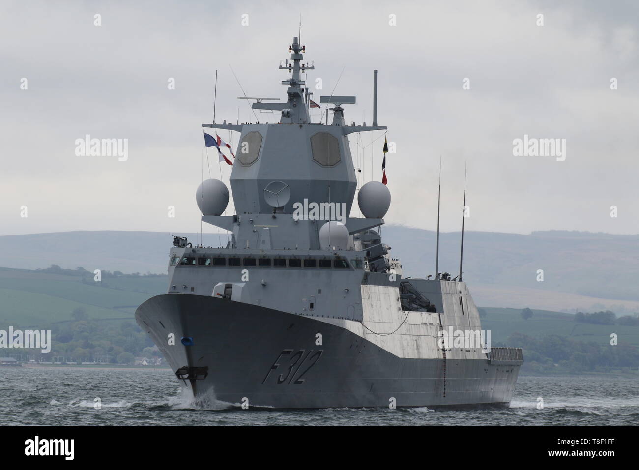 KNM Otto Sverdrup (F312), un Fridtjof Nansen-class frigate gestito dalla Royal Navy norvegese, passando Gourock durante l'esercizio protezione formidabile 2019 Foto Stock