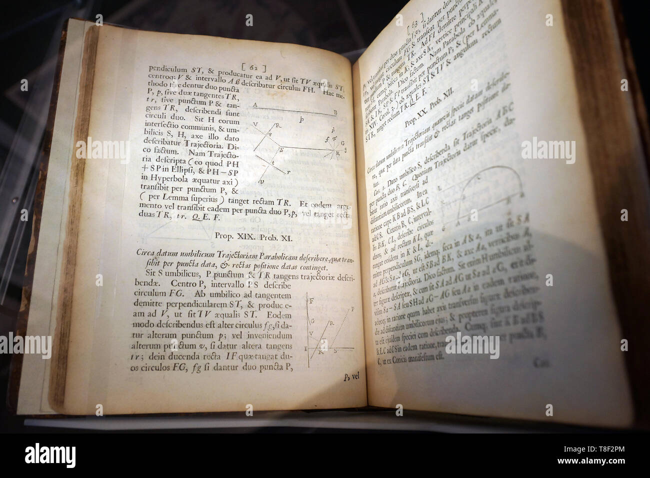 Prima edizione di Philosophiae Naturalis Principia Mathematica. Visualizzato presso la Biblioteca di Huntington. Stampato in Londra, 1687 Foto Stock